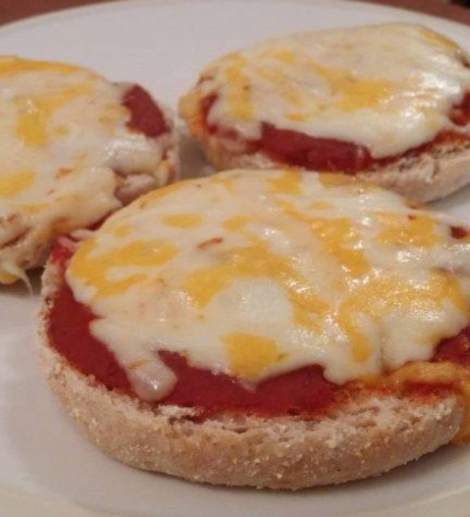 QUICK & EASY MINI ENGLISH MUFFIN PIZZA SNACKS YumDelish